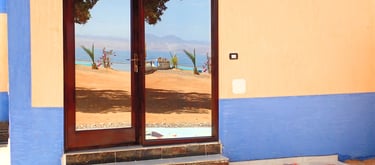 Studio large door with a view of a beach