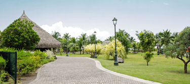 Vista aérea do Bougainville Park em Papeete com áreas verdes e caminhos para passeio