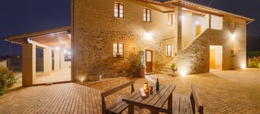 Romantica veduta serale del casale e giardino