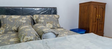 Kamar tidur yang lega dengan springbed nyaman untuk 2 orang lengkap dengan almari kaca dll