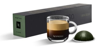 xícara de café com cápsula e caixas de cápsulas nespresso