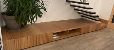 Mobilier spécialement créé pour être disposé sous un escalier par la menuiserie Glohr