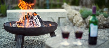 Ambiance du soir dans un gîte dans le sud de la France, feu et vin, calme et nature près de Foix