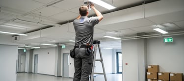 Técnico realizando pequeñas reparaciones en instalación corporativa.