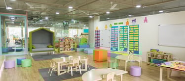 Bezpieczna, bezchemiczna dezynfekcja ławek i sal lekcyjnych w szkołach za pomocą generatora pary EV Poseidon.