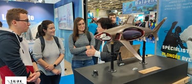 un groupe d'adultes avec la maquette requin interactive