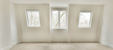 Salle avec un parquet et des fenêtres neufs