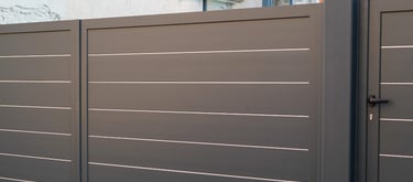 portail gris en aluminium