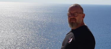 Portrait en couleurs : Raphaël Pacchiani, coupeur de feu, passeur d'âmes dos à l'océan.