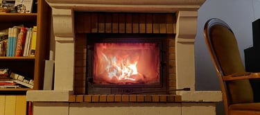 La cheminée allumées à votre arrivée dans La Maison de Germain à Dournge