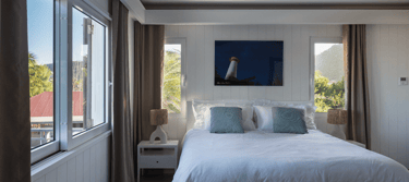 la chambre avec lit king-size à villa noah st barths vue mer plage de st jean