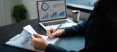 Dirigeant analysant des graphiques financiers sur ordinateur