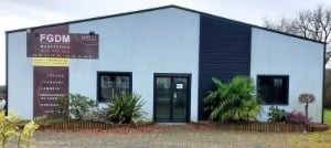 façade de bâtiment de la menuiserie FGDM tenu par l'artisan menuisier en Vendée