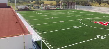 cancha de futbol americano de pasto sintetico de una universidad