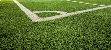 Pasto sintético deportivo instalado en una cancha deportiva de futbol en Guadalajara