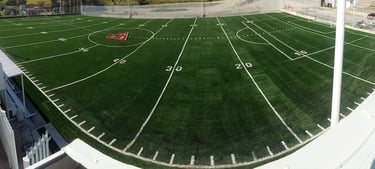Pasto sintético de alta calidad instalado en una cancha de futbol americano en UVM
