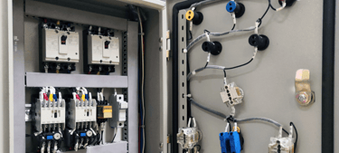 a large electrical paneled in a box with wires and wires curso automatizacion PLC placas eprende