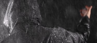 clip de hatik sous la pluie en studio fond noir en ile de france