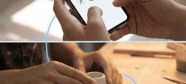 Pessoa usando um aplicativo de smartphone para gravar áudio e sincronizá-lo com uma tigela de cerâmi