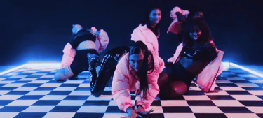 4 danseuse sur un sol a damiers sur fond noir en studio 