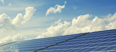 un techo con placas solares