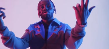 clip de ya levis en studio fond blanc