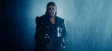 clip de lyna mahyem sous la pluie studio fond noir