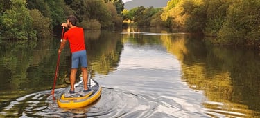 Un chico remando en la desembocadura del río Sar