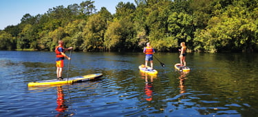 tres personas, 2 clientes y una monitora, remando en el río ulla