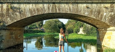 Chica remando en paddle surf en el río sar de Padrón.