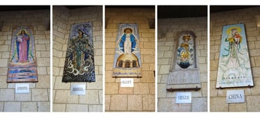 Mosaicos internacionais na fachada da Basílica da Anunciação em Nazaré, logo na entrada.