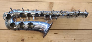 corps d'un saxophone alto Selmer Balanced Action entièrement démonté et avec l'argentage très oxydé