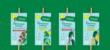 Kietaviškių vazoninių augalų vėliavėlės su stilizuotomis daržovių iliustracijomis – pakuotės identifikavimo detalė.