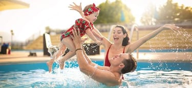 família se divertindo na piscina