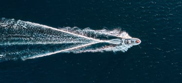 Prise de vue aérienne au Drone d'un bateau en mer