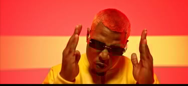 clip de aknose en studio video sur fond blanc avec un effet de lumière rouge et jaune