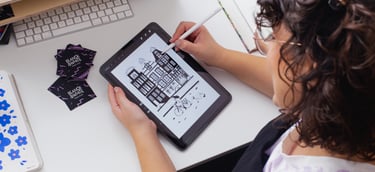 Fotografía de Blanca, fundadora de Blanck&White, dibujando en su ipad en su estudio de diseño, transmitiendo cercanía y profe