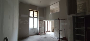 Salle en rénovation avec placo en cours