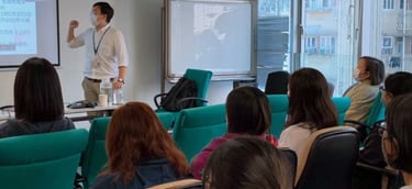 SALA DE AULA COM ALUNOS ASSISTINDO