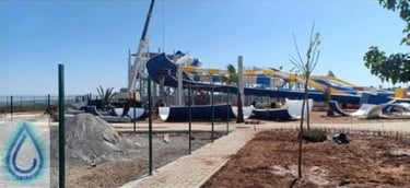 construction d'une structure aquatique avec montage de glissières en composite.