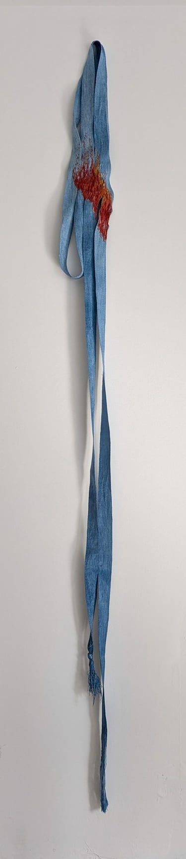 karine-nguyen-van-tham-Dans mon ciel, brule un feu eternel, broderies de lin sur ruban tissé, 220x15
