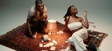 homme au téléphone assis avec une femme sur un tapis en studio fond blanc