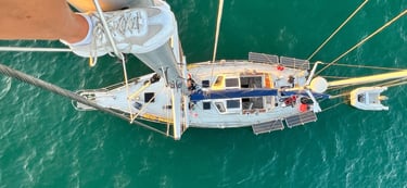 Stahl-Ketsch Moana von oben - Laura fotografiert vom Mast aus das Schiff vor Anker