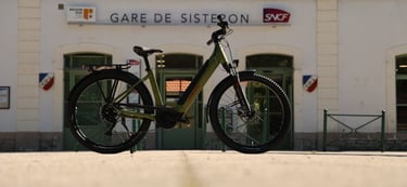 Vélo électrique vert de la marque lapierre devant la gare de Sisteron