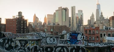 Vista do horizonte da cidade com telhado grafitado em primeiro plano em Nova York