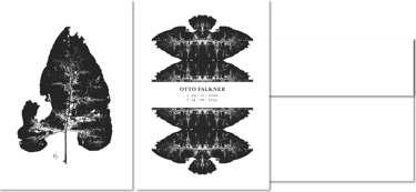 Trauerkarten mit Namen des verstorbenen Menschen auf schwarz/weiß Design mit Blattmotiv