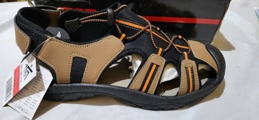 Sandalias de senderismo para hombre duraderas en marrón y negro, con cordones elásticos ajustables.