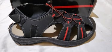 Sandalias deportivas de senderismo para hombre en negro y rojo con protección de puntera cerrada.