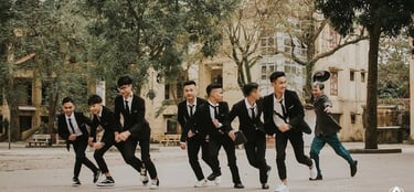 Gợi ý đội hình chụp ảnh nhóm 8 người cá tính và đồng đều