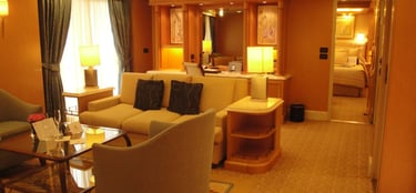 Foto de cabine luxuosa em navio de cruzeiro.